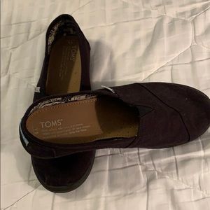 TOMS youth size 5 black slip on